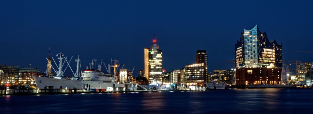 Hamburg - Hafen und Elbphilharmonie zur blauen Stunde