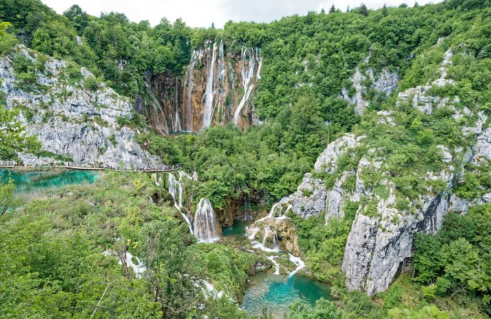 Kroatien - großer Wasserfall in den Plitvička Seen
