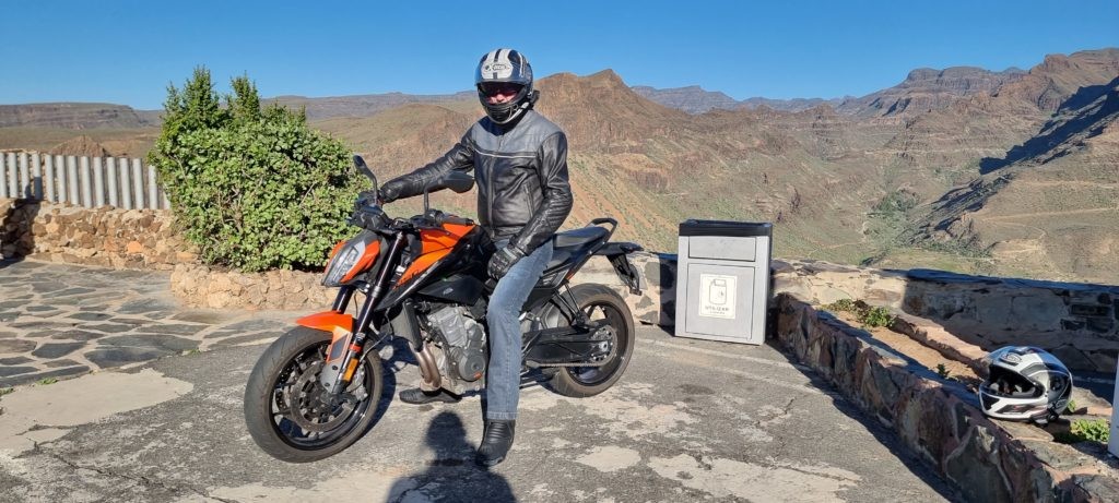 KTM Duke 890 am Mirador Degollada de las Yeguas