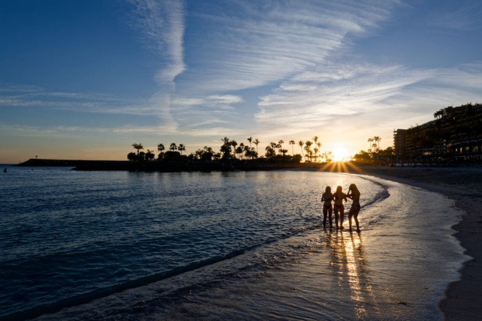 Anfi Beach bei Sonnenuntergang